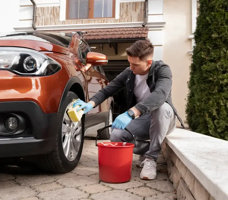 Lavage auto à domicile Saint-Estève-Janson : professionnel intervenant sur un véhicule